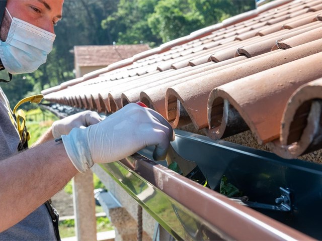 Cómo la falta de mantenimiento de canalones afecta a su vivienda