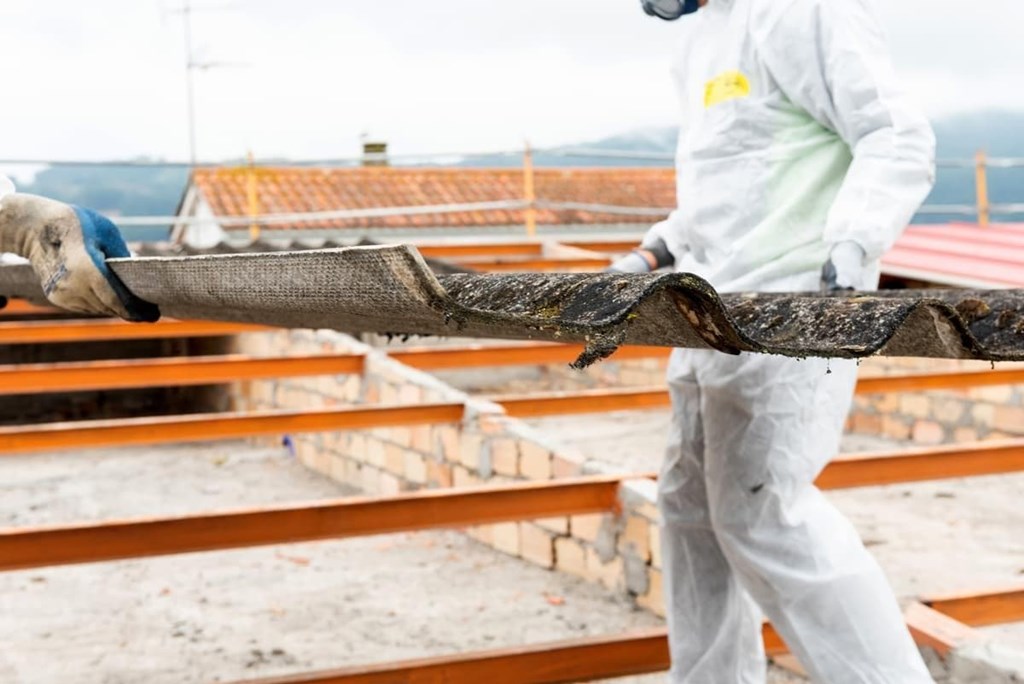 ¿Es obligatorio retirar el amianto de un tejado?