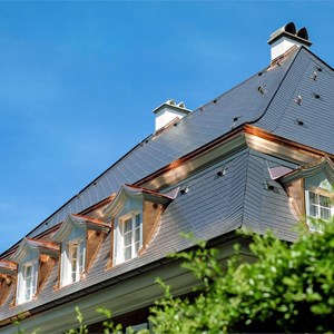 ¿Qué ventajas tiene los tejados de pizarra frente a los de teja?